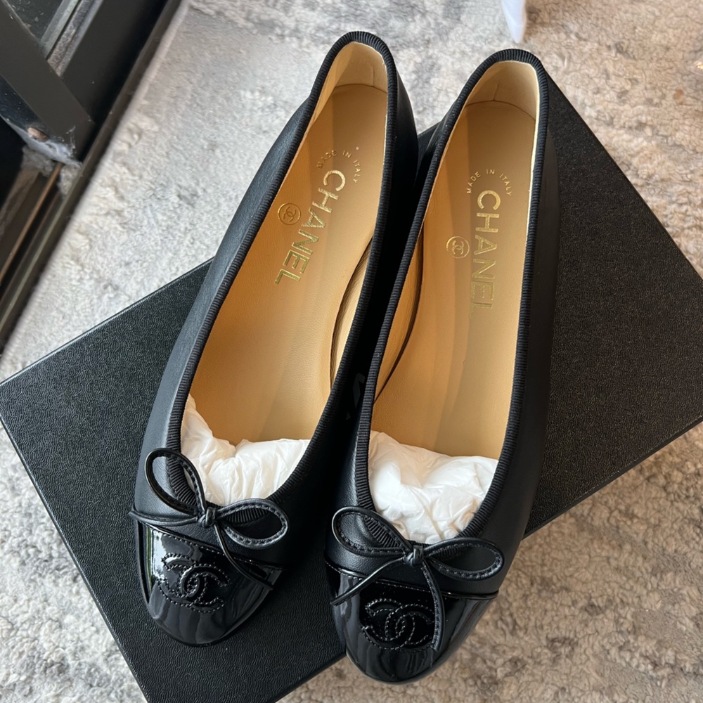 CHANEL Ballet Flats - Lambskin & Patent Calfskin Black
